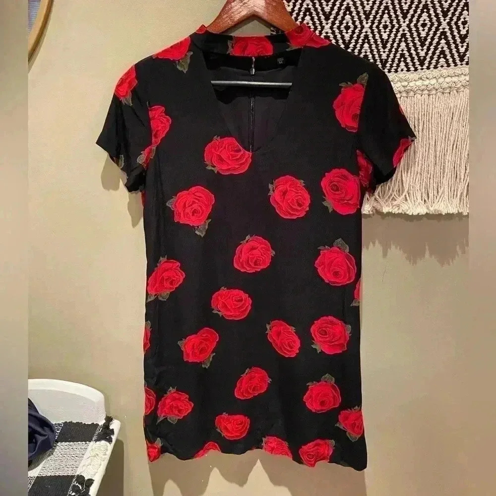 SANCTUARY BLACK AND RED ROSE DRESS KEYHOLE FRONT SIZE XS